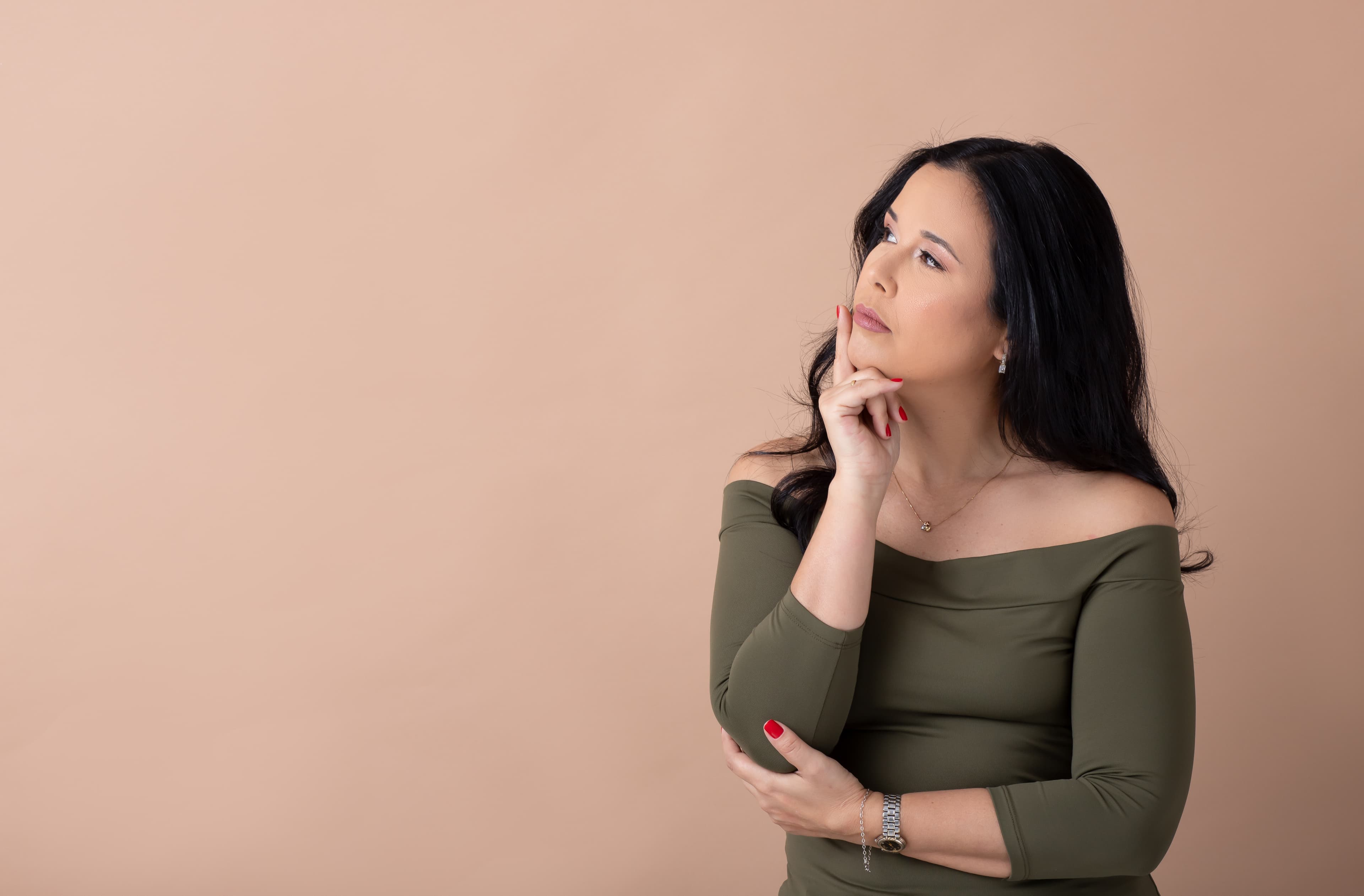 Daniella Barbosa em retrato profissional na página de contato e atendimento