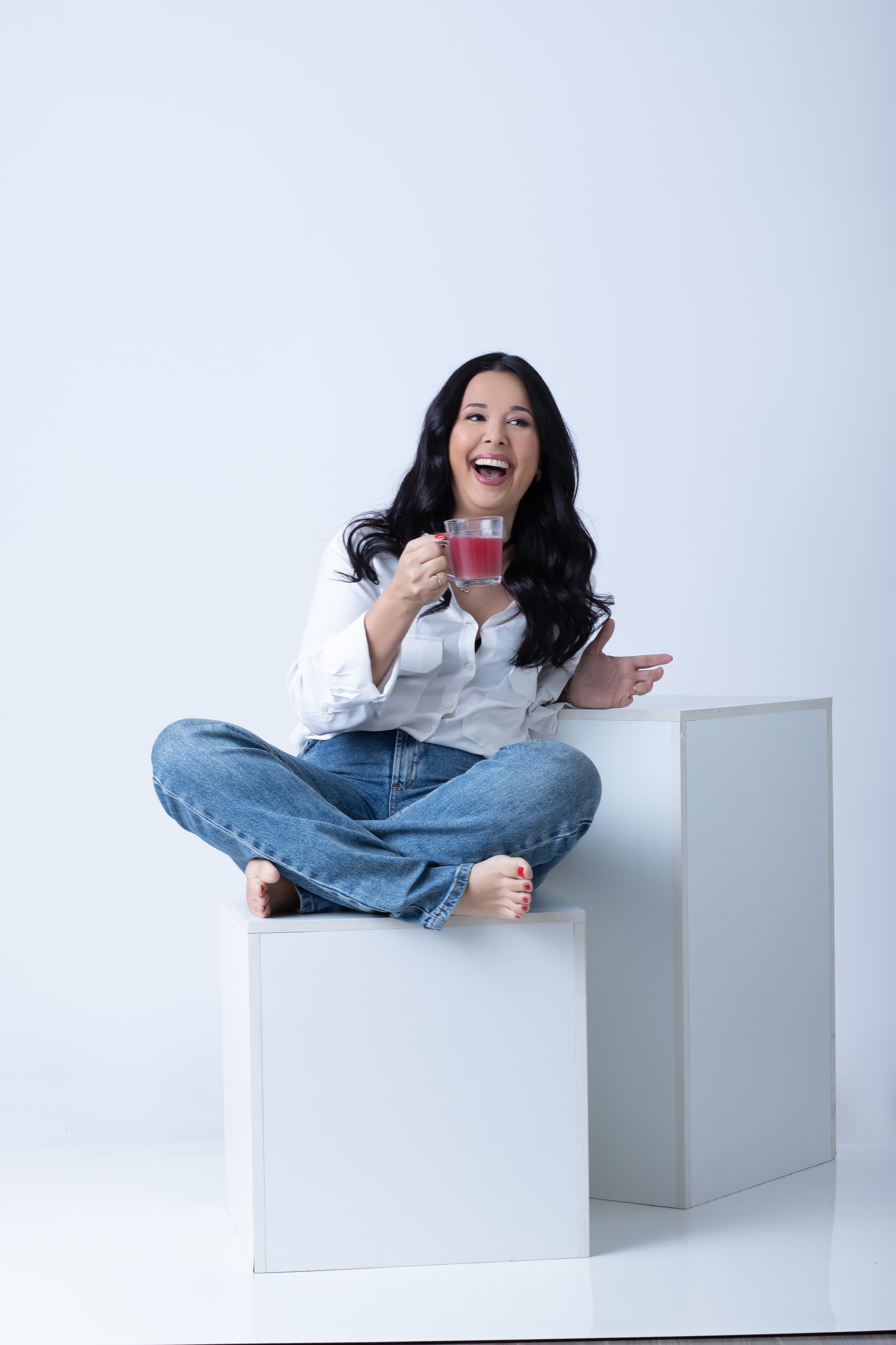 Daniella Barbosa em imagem editorial na página de conteúdos