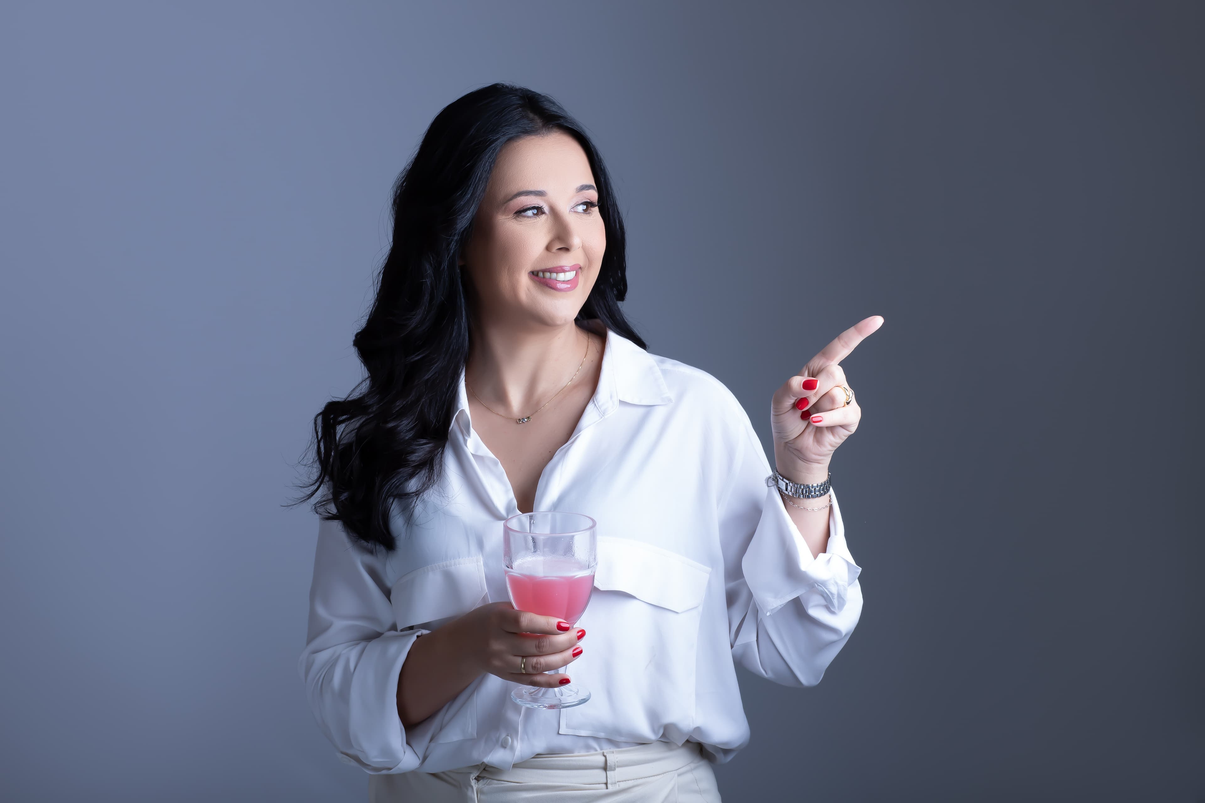 Daniella Barbosa em retrato profissional na seção sobre o acompanhamento nutricional