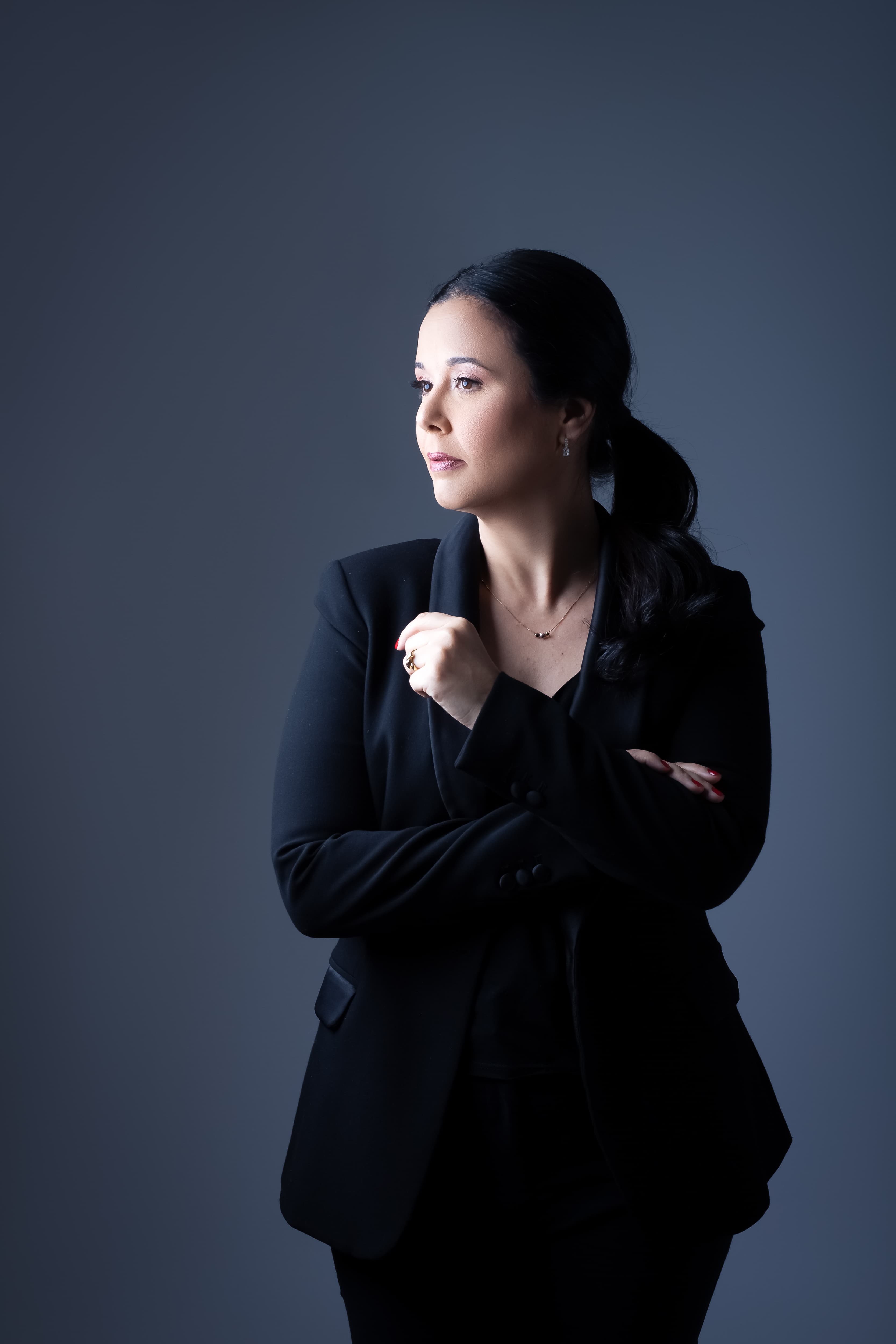 Daniella Barbosa em retrato profissional para a apresentação do acompanhamento nutricional clínico